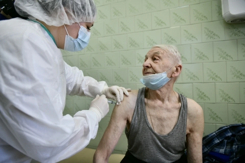Пенсионеров от 60 лет обязали вакцинироваться от коронавируса