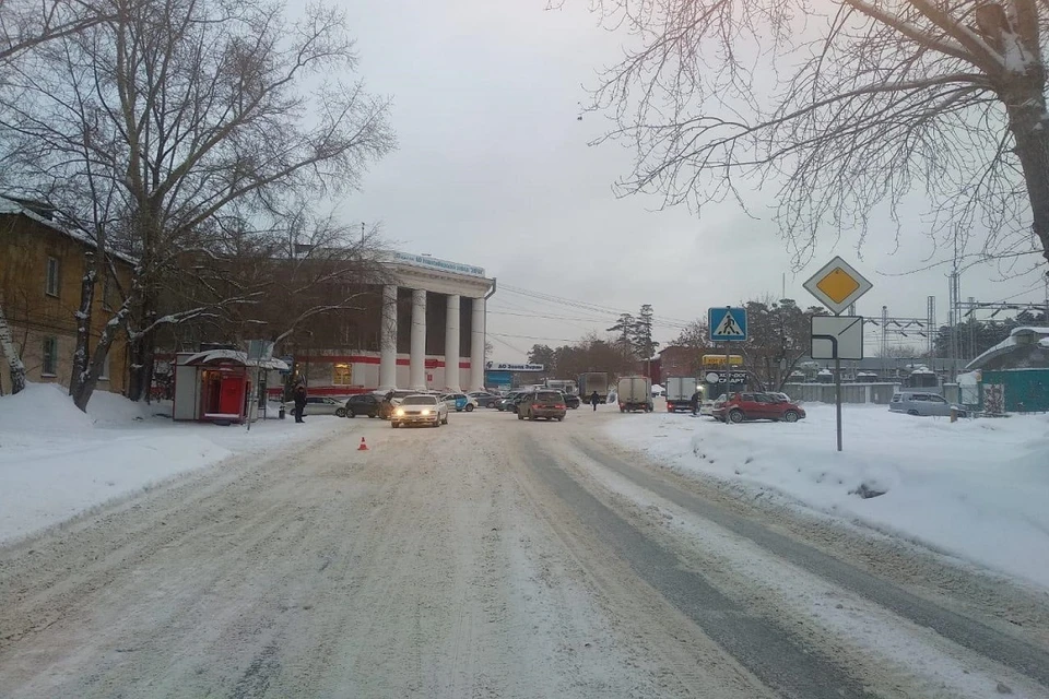 В Новосибирске иномарка сбила женщину с четырехлетним ребенком на пешеходном переходе. Фото: ГИБДД по Новосибирску.