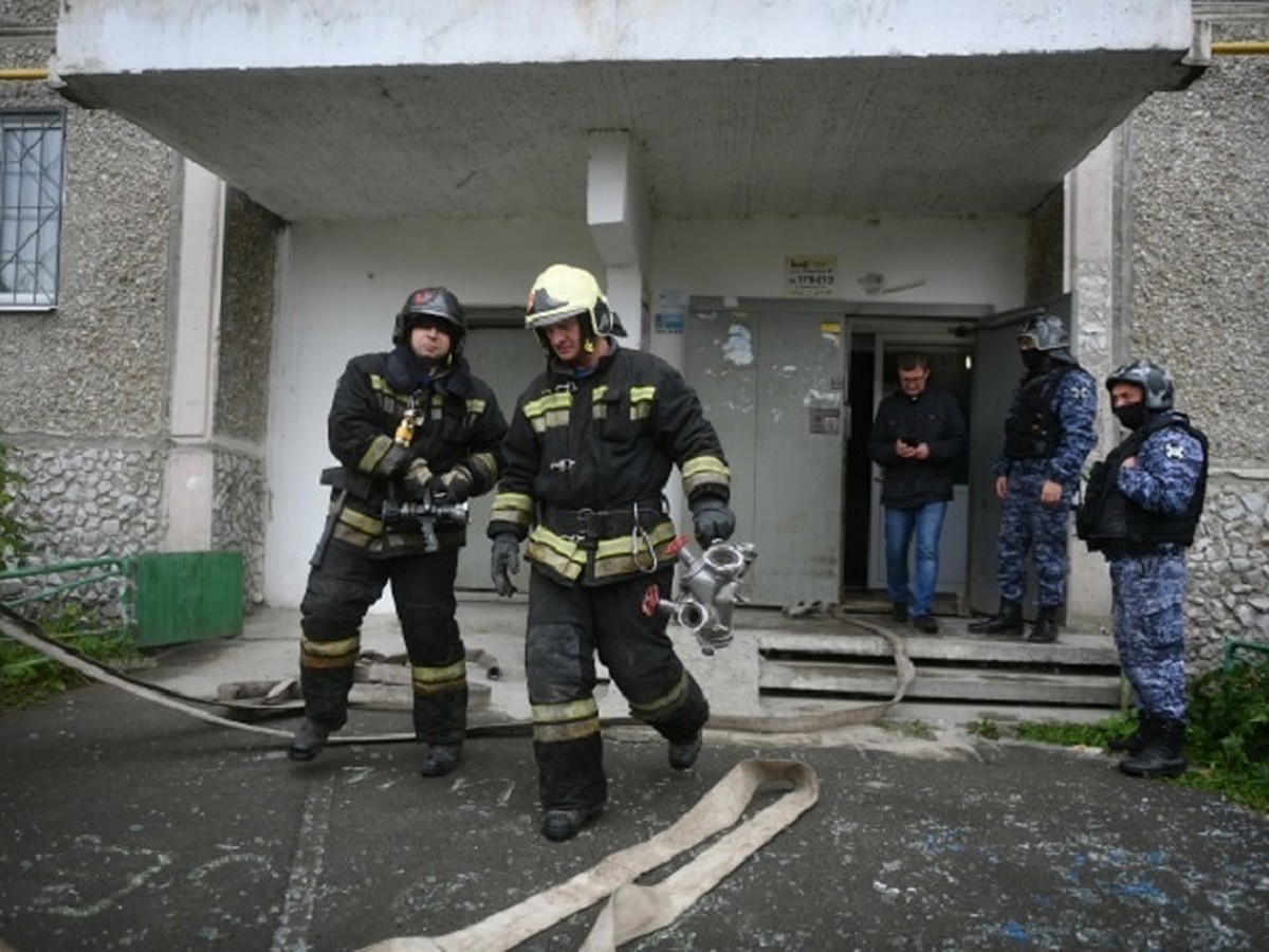 На Эльмаше во время пожара в двухэтажке погиб мужчина - KP.RU