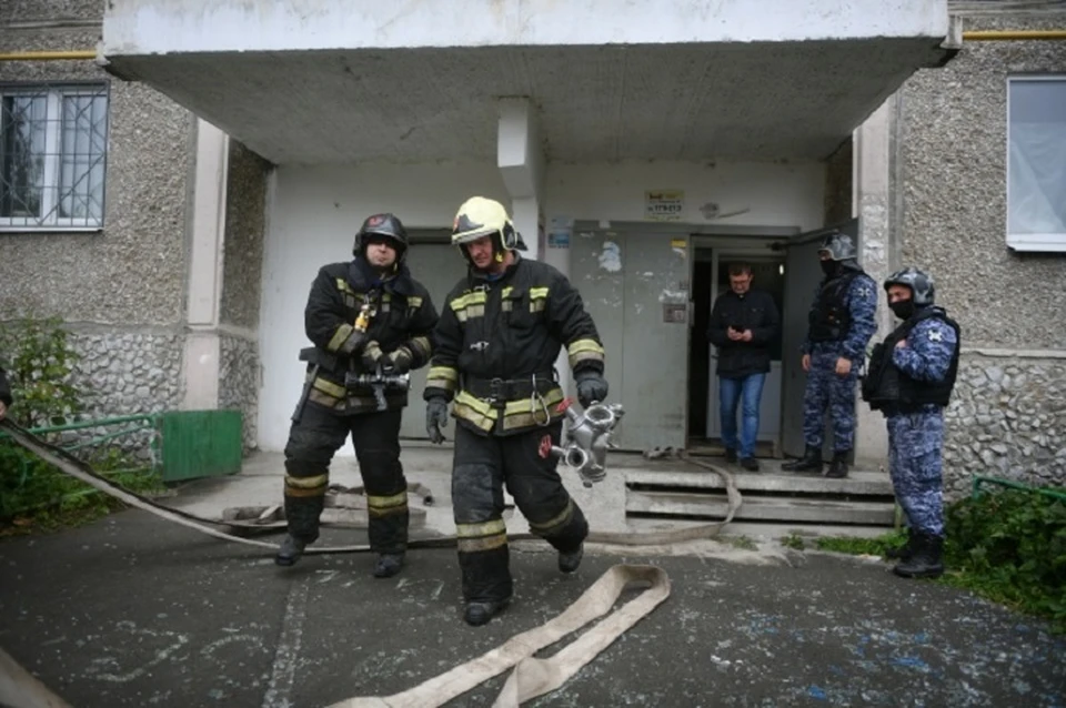 Во время тушения спасатели нашли мертвого мужчину.