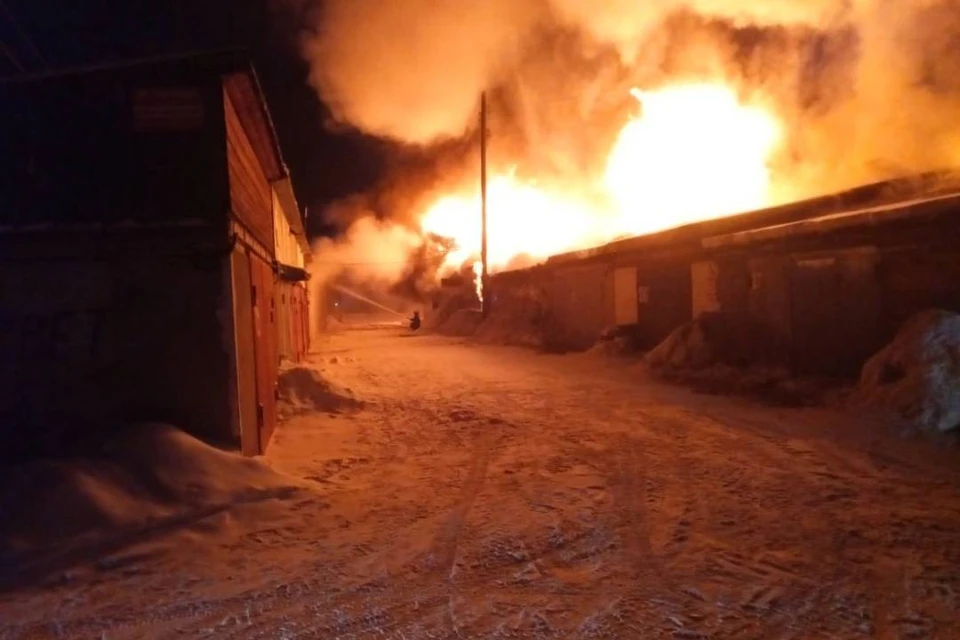 Гаражный кооператив загорелся в Усть-Илимске утром 17 декабря