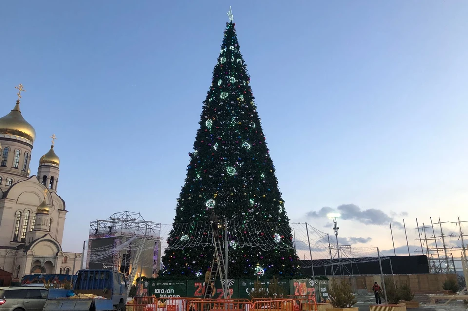 28-метровая красавица-елка готова