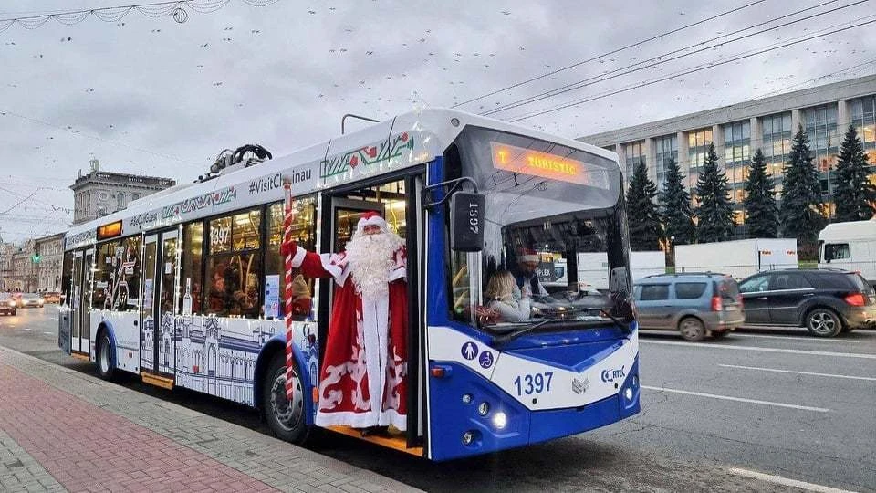 По случаю зимних праздников муниципалитет запустил специальный маршрут туристического троллейбуса под названием «Узнай Кишинев вместе с Дедом Морозом» Фото: t.me/ionceban/
