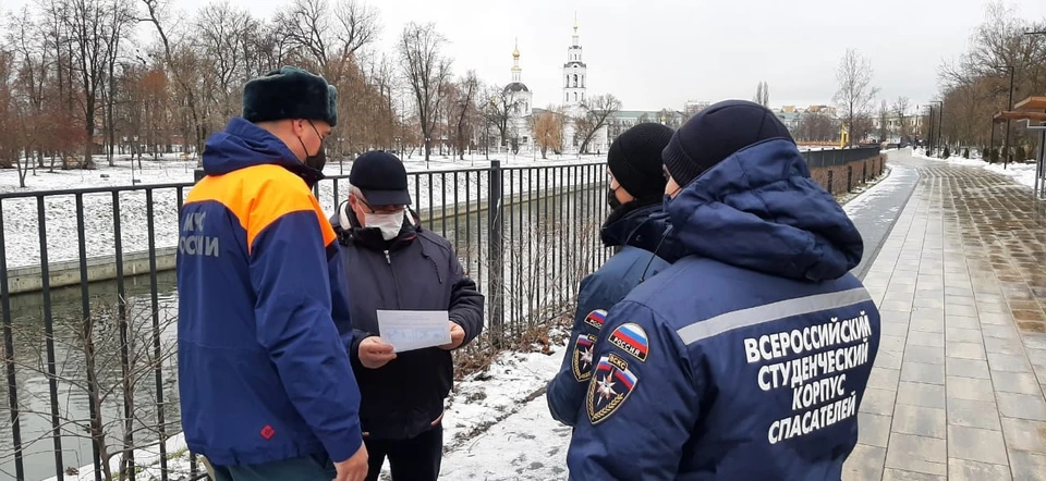 Спасатели рассказывают орловцам о правилах безопасности зимой