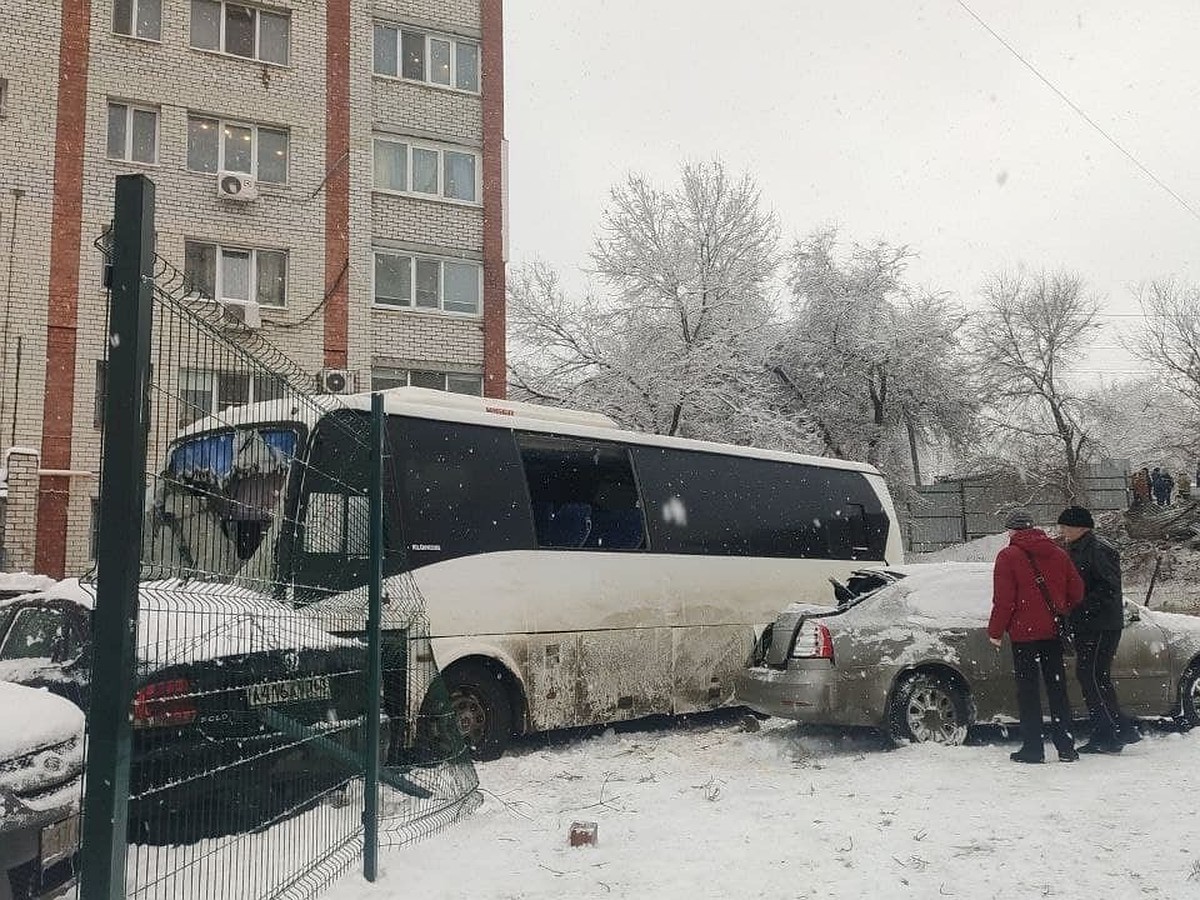 На Новоузенской в Саратове автобус вылетел с дороги во двор многоэтажки -  KP.RU