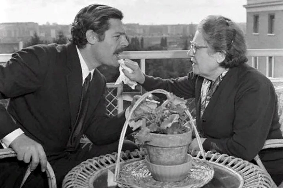 Марчелло Мастроянни с мамой Идой на террасе дома в Риме, 1963 год. Фото: kulturologia.ru