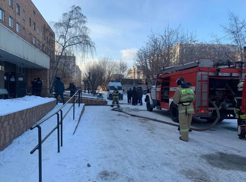В красноярской больнице №20 из-за пожара эвакуировались 264 человека. Фото: МЧС по Красноярскому краю