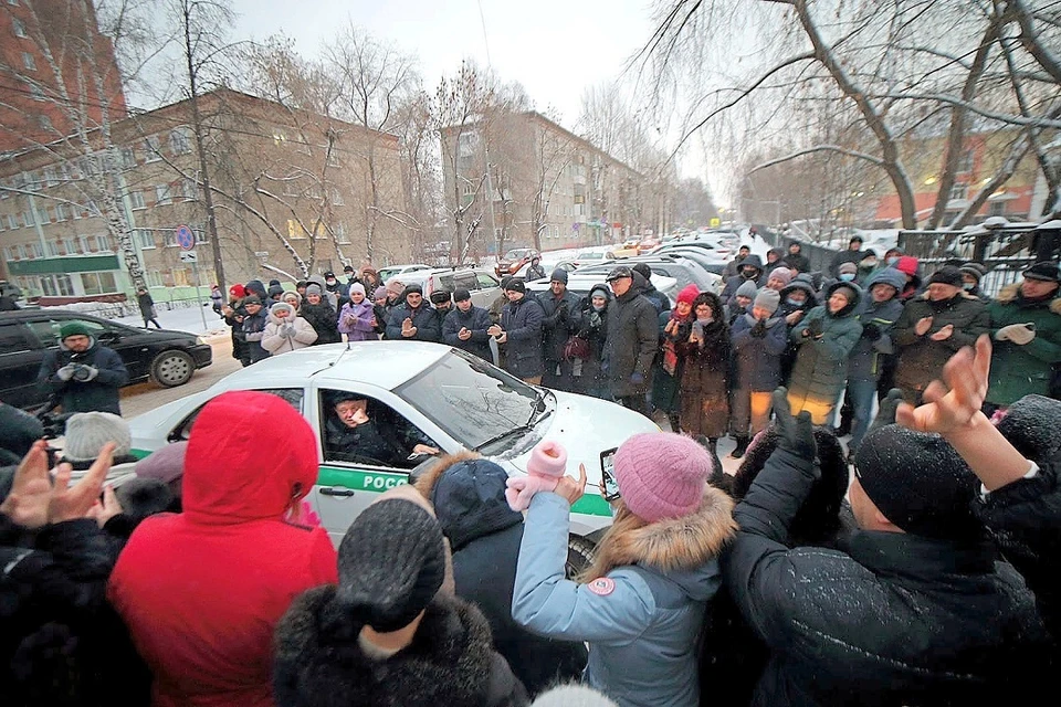 Томичи приходят к зданию суда, чтобы поддержать аплодисментами своего мэра. Фото: Валерий Доронин