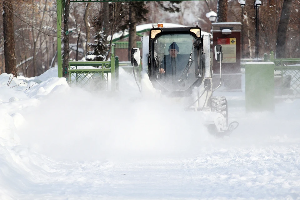 Более 60 спецмашин чистят улицы и парки от снега в Иркутске