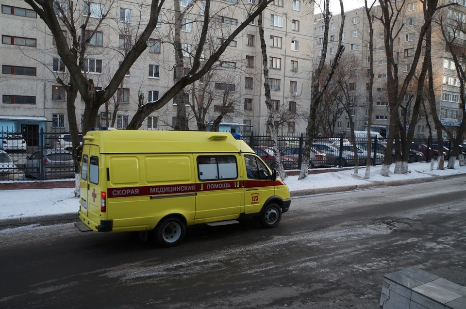 Тюменка помогла мужчине, который упал и ударился головой об урну.