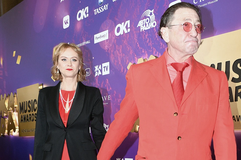 Григорий Лепс и его жена Анна Шаплыкова перед церемонией вручения музыкальной премии, весна 2021 г.