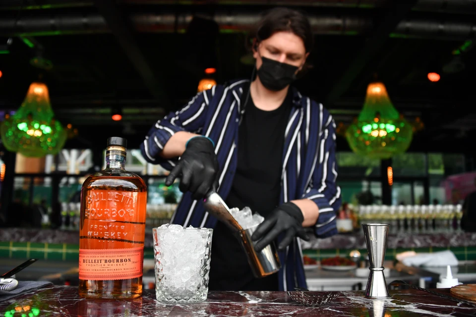 Бармен фэнтези. Ночная работа бармена. Ледяной бармен за барной стойкой арт. Бармен в мегаполисе Челябинск. Ночные подработки в москве для мужчин