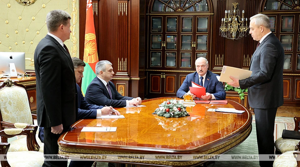 Александр Лукашенко неоднократно говорил положить ему на стол факты. Фото: БЕЛТА
