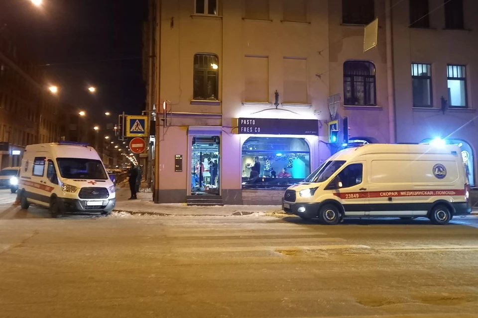 Посетителю кафе на Петроградке стало плохо, ему вызвали две бригады реанимации.