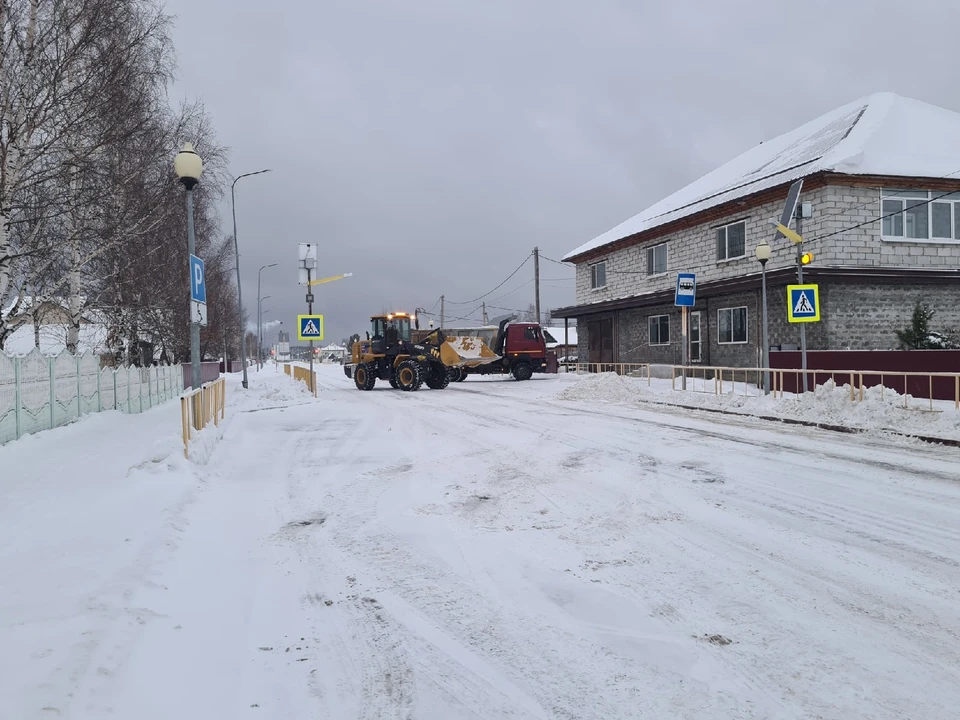 Городские службы Ханты-Мансийска борются с обильным снегопадом