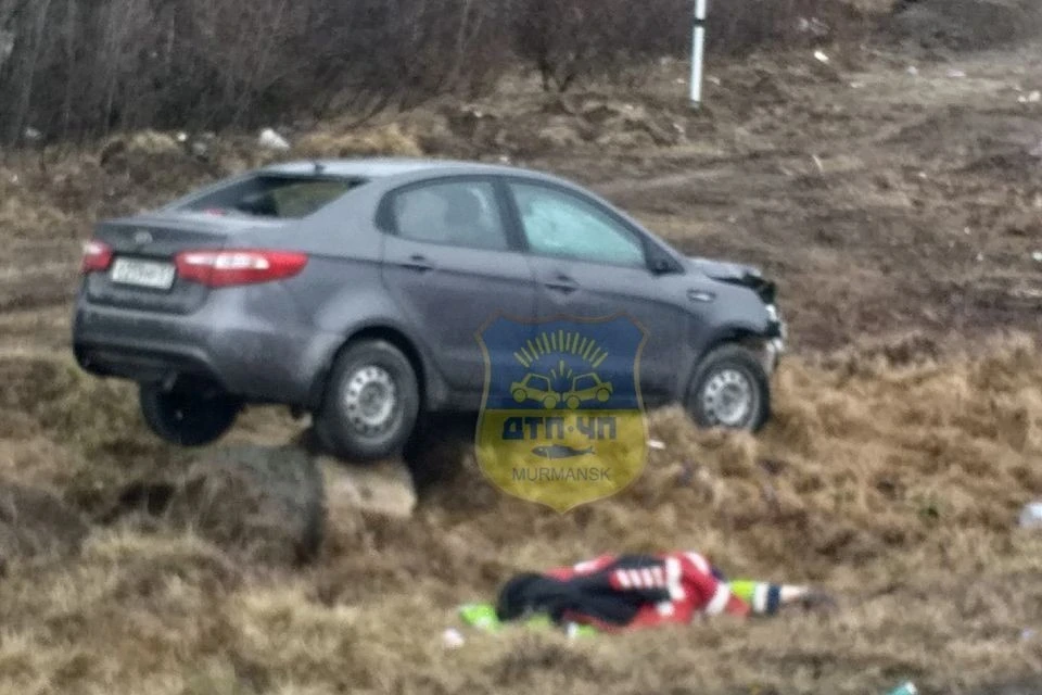 Водитель Kia Rio выехал на "встречку" и сбил двух пешеходов Фото: vk.com/murmansk_dtp