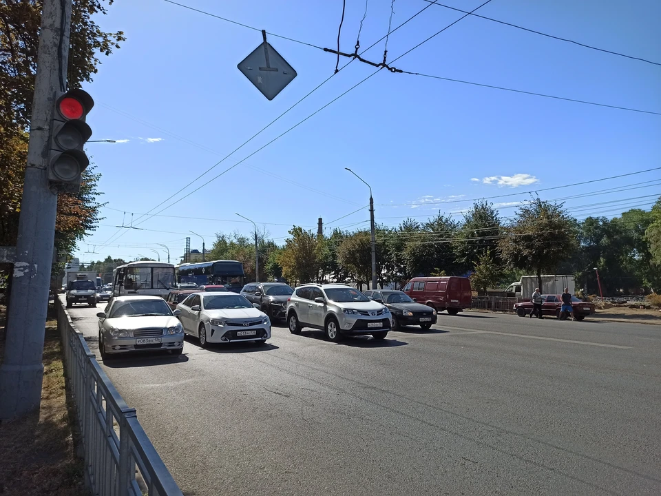 Дорога пройдет через улицу Солнечную, проспект Труда с выходом на Кольцовскую.
