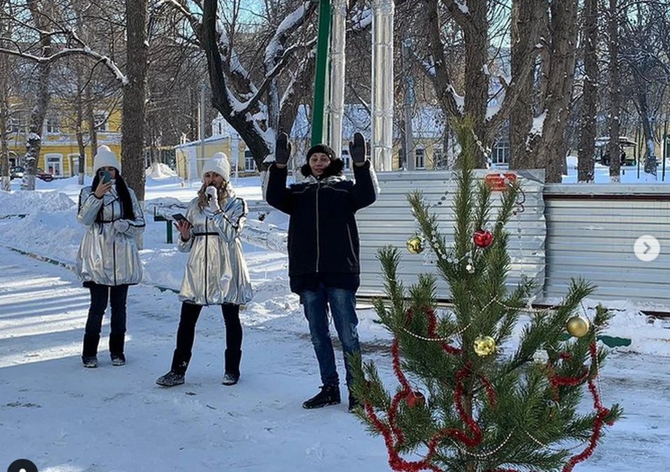 Артисты у госпиталя