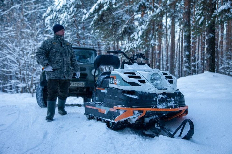 Специалисты объезжают территории на новых автомобилях с повышенной проходимостью и снегоходах.
