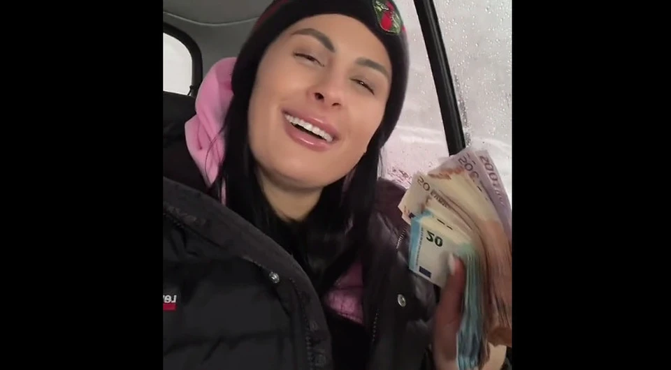 Блогерша Инна Терещенко с пачкой денежных купюр в руке обратилась к хейтеру. Фото: скриншот видео