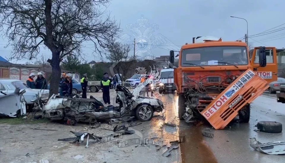 Водитель автомобиля «Субару» не справился с управлением, выехал на встречную полосу. Фото: пресс-служба УМВД России по городу Севастополю