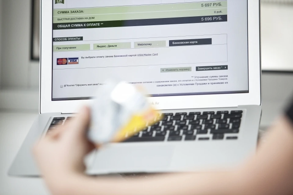 Вместо заявленных 400 рублей с карты мужчины списали 60 000 рублей.