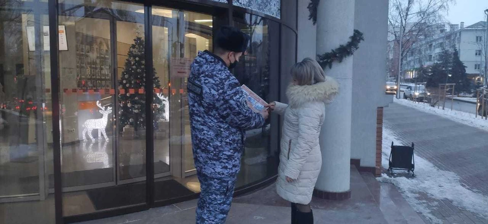 В ходе акции сотрудники вневедомственной охраны раздают гражданам тематические буклеты. Фото пресс-службы Управления Росгвардии по Белгородской области.