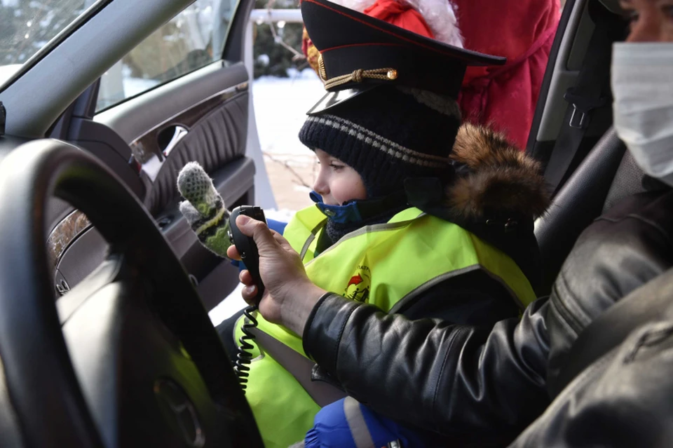 Женя быстро освоился в роли автоинспектора.
