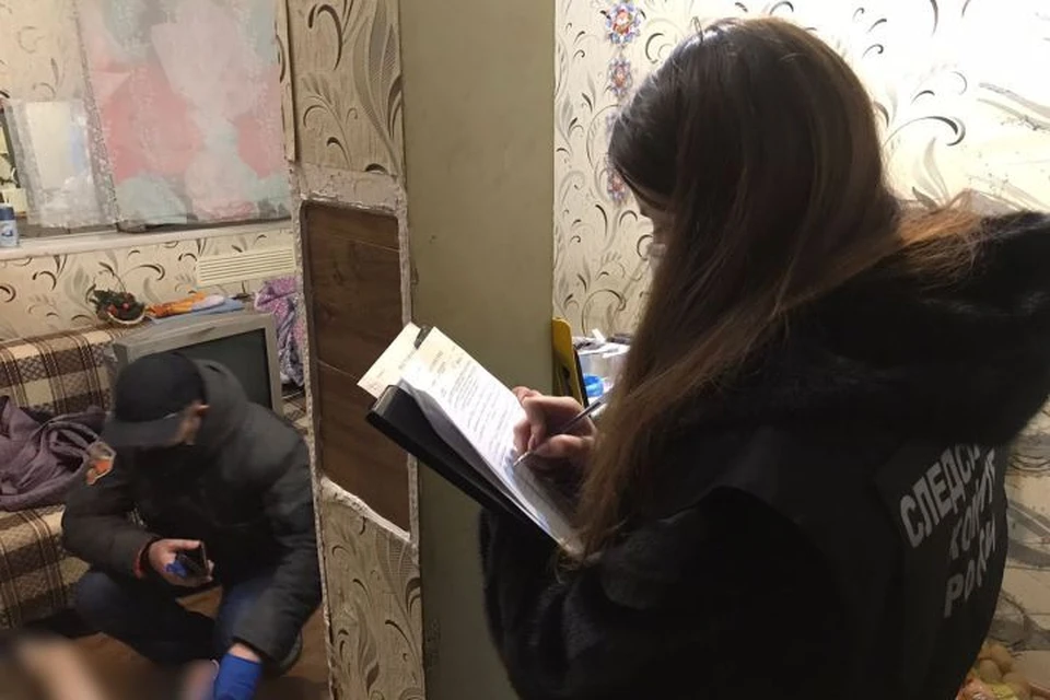 Следователи СКР работают на месте убийства.