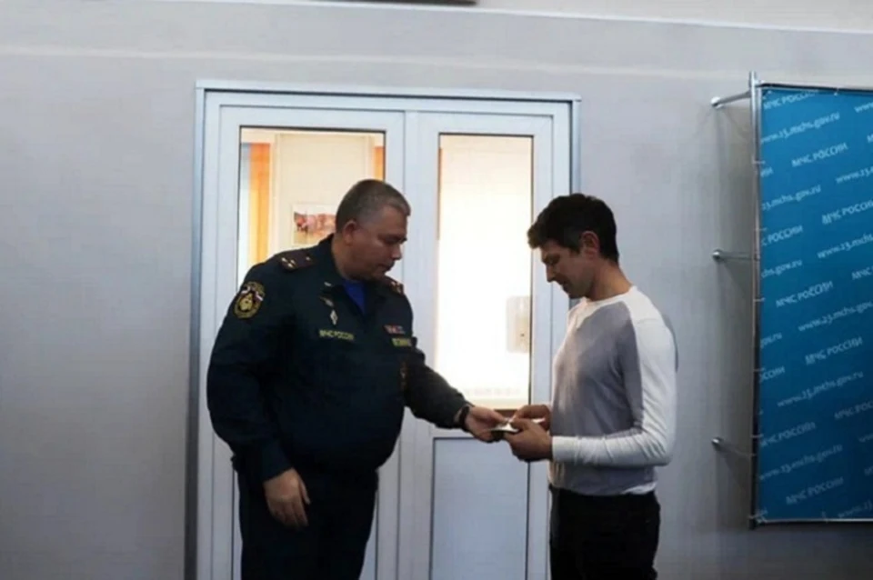 Александр Чернуха вывел своих престарелых соседей из огня. Фото: пресс-служба МЧС по Краснодарскому краю