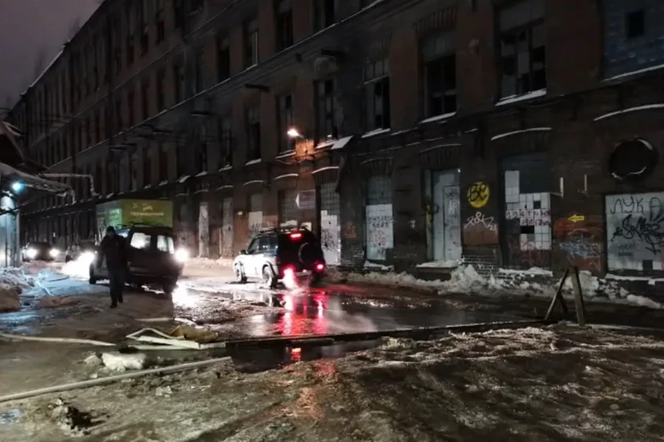 Сточные воды затопили несколько помещений в "Красном треугольнике". Фото: "Невские новости"