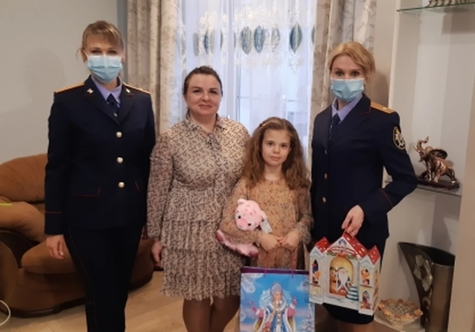 Сотрудники следственного управления поздравили с Новым годом юную тулячку, спасшую тонувшего в бассейне мальчика