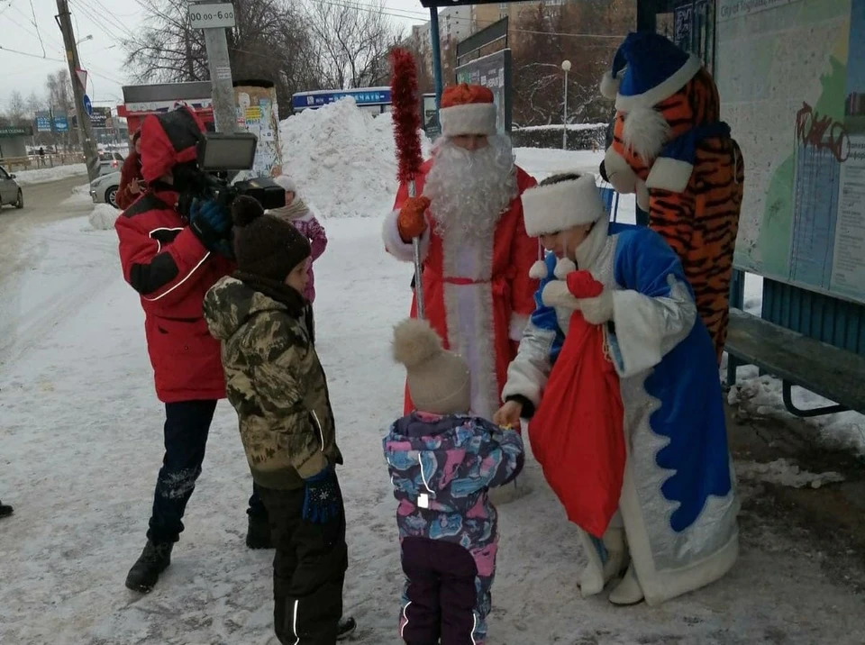На остановках герои раздают детям конфеты. Фото: городская администрация