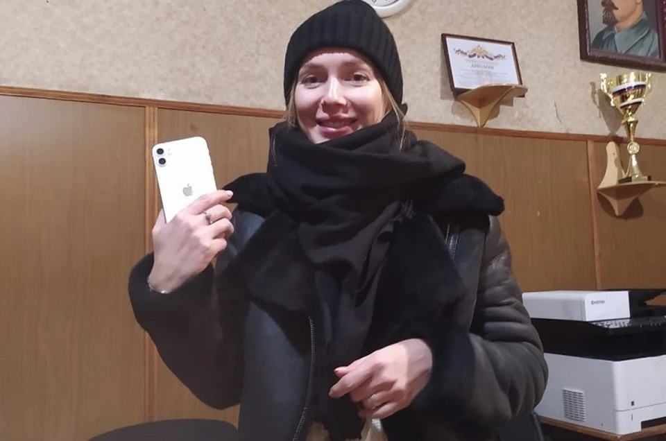 Одна из счастливых обладательниц найденного телефона. Фото: пресс-группа УМВД по Екатеринбургу
