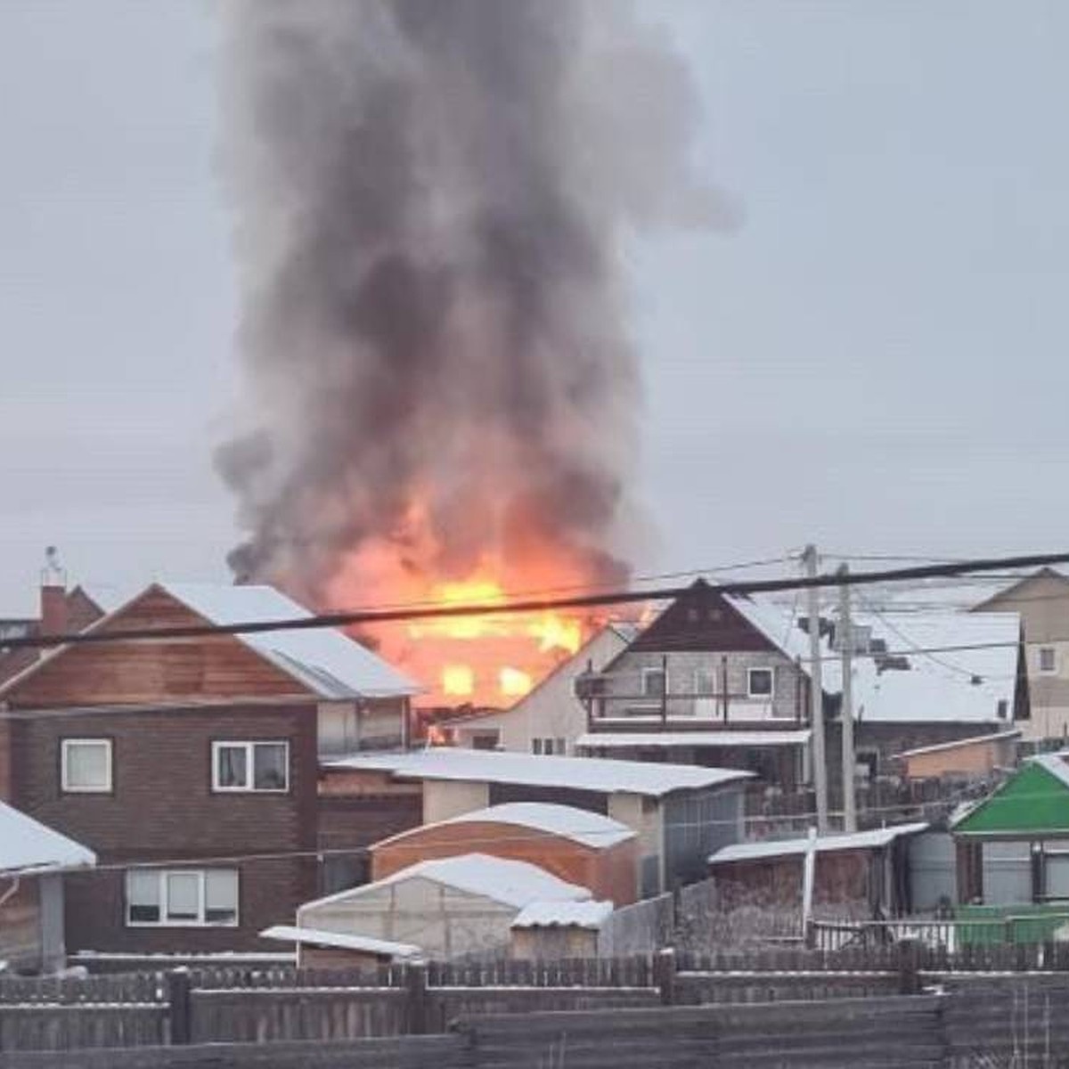 Трагедия: четыре человека погибли при пожаре в новогоднюю ночь под  Иркутском - KP.RU