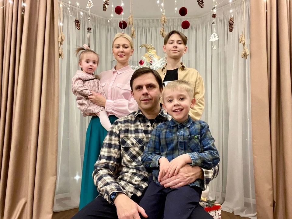 В Новый год Андрей Клычков поделился милым семейным снимком. Фото: vk.com/klychkov_andrey_official