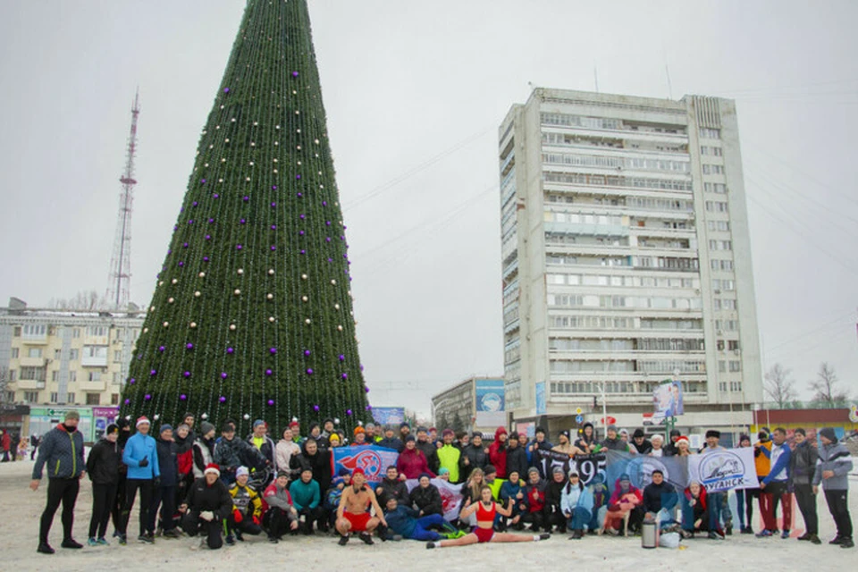 Участники забега сделали остановку у главной новогодней елки Республики. Фото: ЛИЦ/Марина Сулименко
