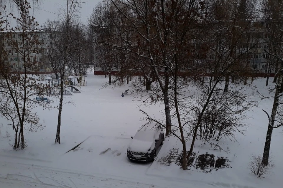 Занесены снегом автомобили и дорожки во дворах многоэтажных домов.