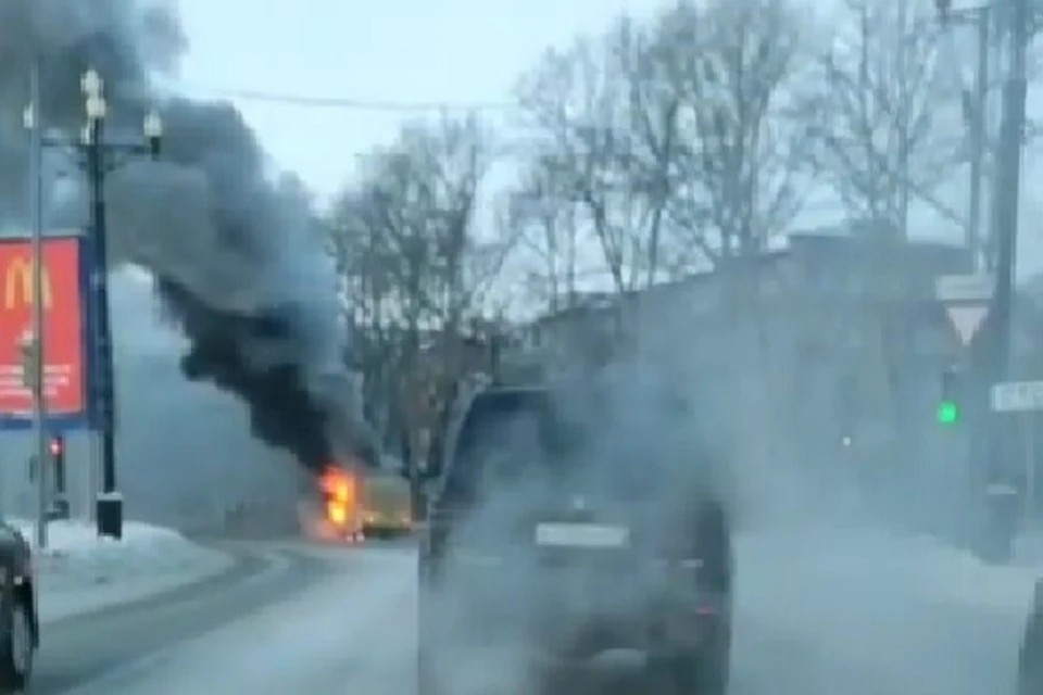 Автобус сгорел в Хабаровске. Фото: скриншот с видео.
