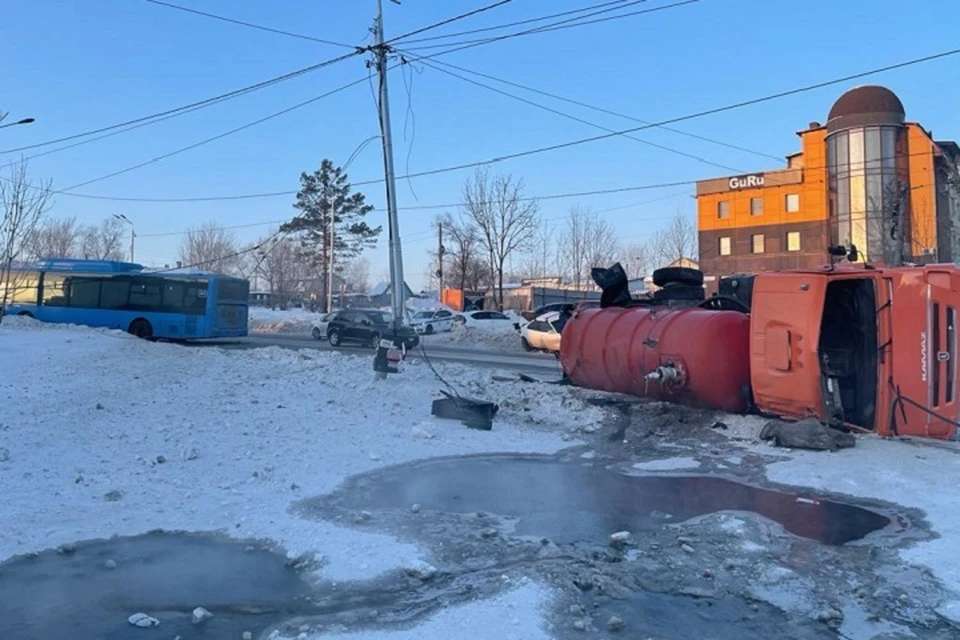 Автобус влетел в две иномарки и КАМАЗ в Хабаровске