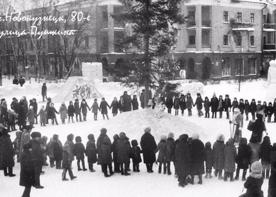 Снежный городок на улице Пушкина. Новокузнецк, 1980-е годы. Фото: Instagram/Сергей Цивилев.