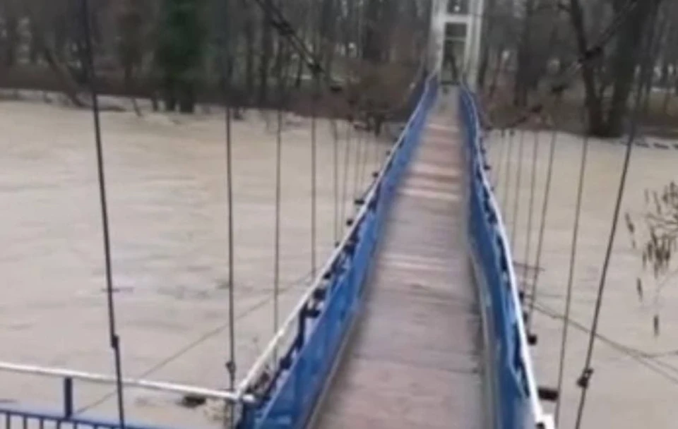 Оперативные службы откачали воду из затопленных дворов в Архипо-Осиповке. Фото: стоп-кадр из видео