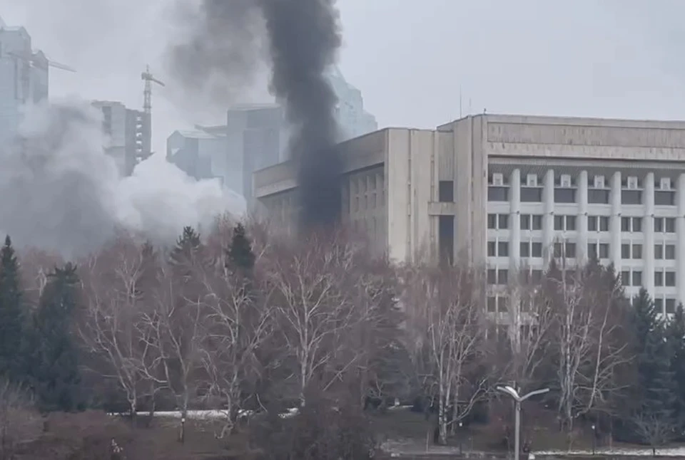 В здании администрации Алма-Аты начался пожар