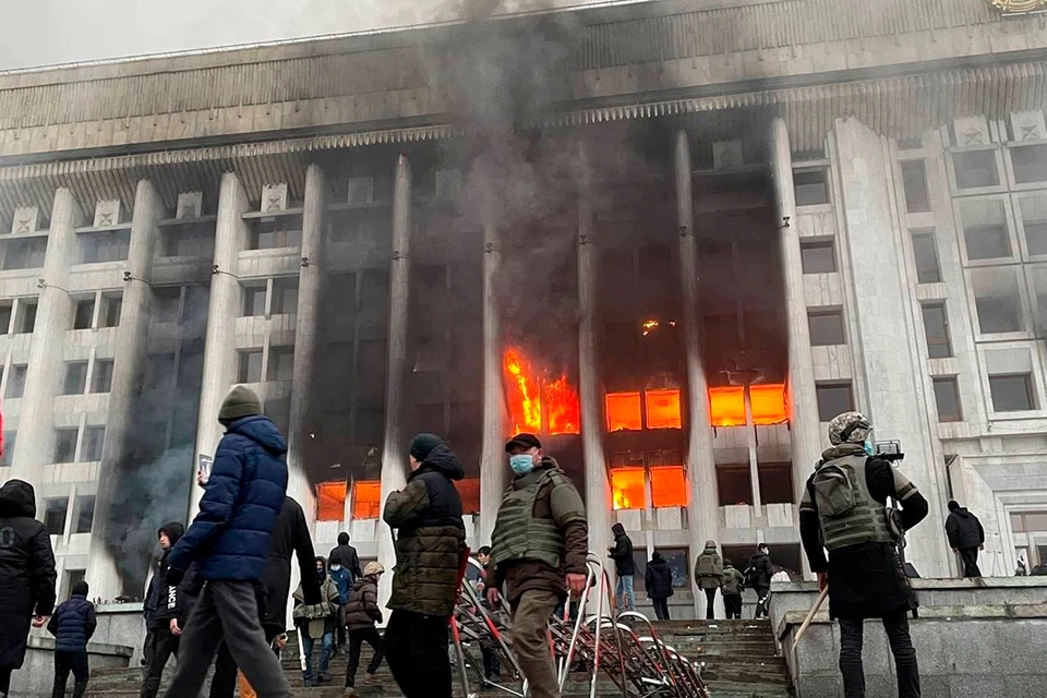 Протестующие взяли штурмом здание правительства и подожгли. Фото: AFP