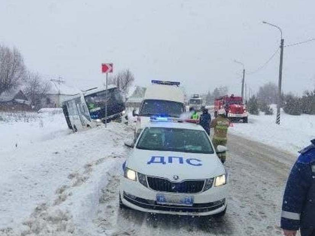 Под Тулой перевернулся пассажирский автобус с 8 пассажирами - KP.RU