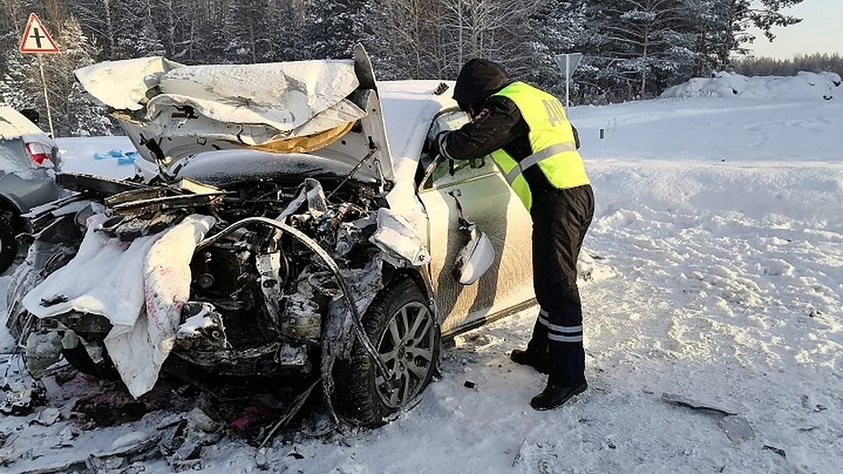 На свердловской трассе в страшной аварии погибли мужчина и 11-летний  мальчик - KP.RU