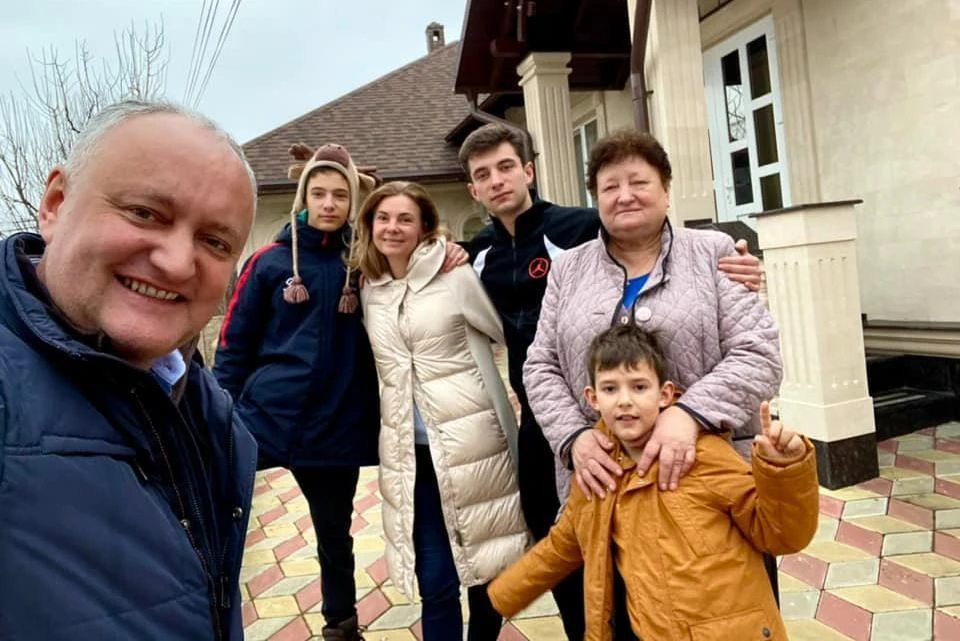 Игорь Додон с семьей в Садова. Фото: Igor Dodon
