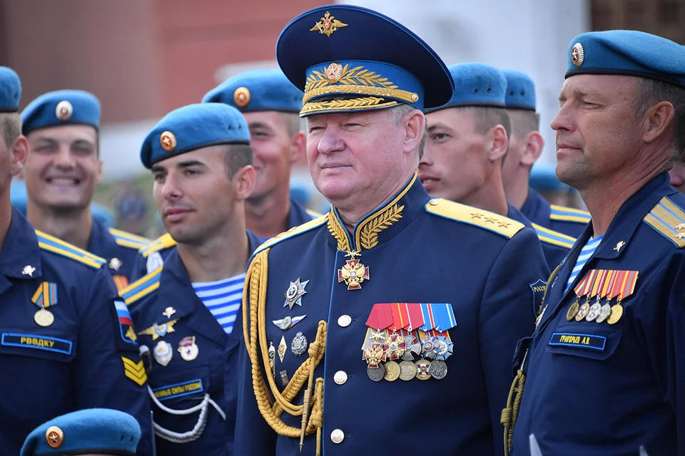 Командующий Воздушно-десантными войсками генерал-полковник Андрей Сердюков (в центре).