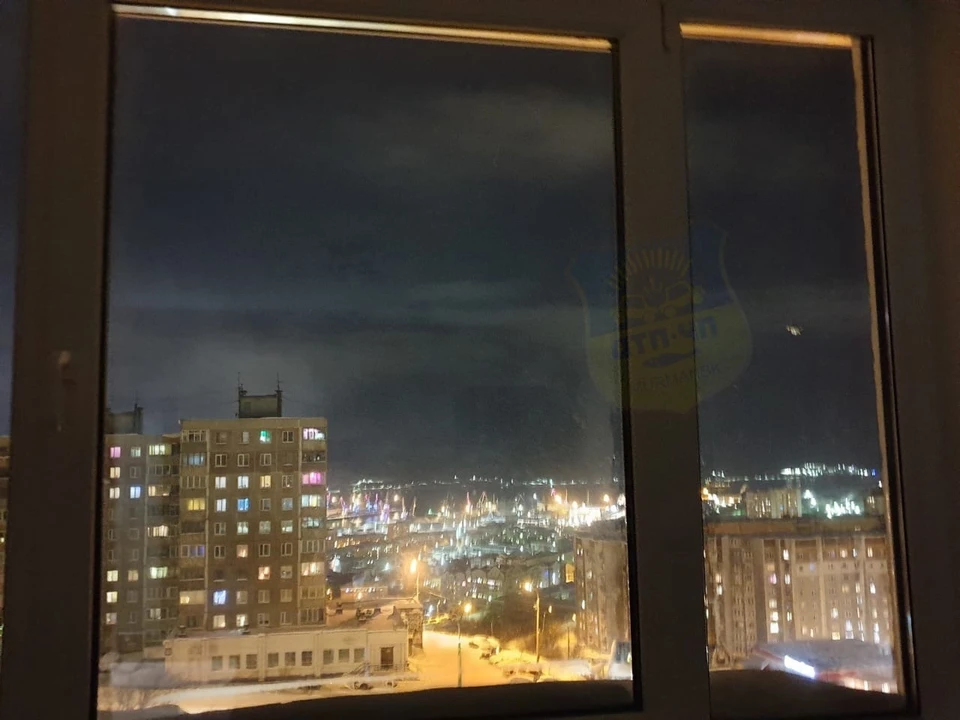 На окнах своей квартиры северянка нашли два отверстия от пуль. Фото: vk.com/murmansk_dtp