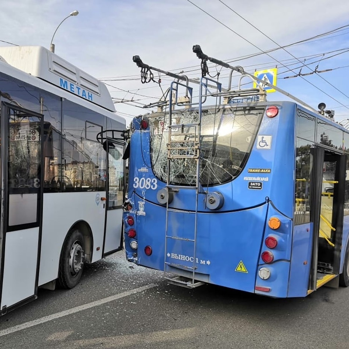 В Севастополе автобус врезался в троллейбус, травмированы дети - KP.RU